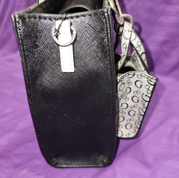 Guess Brand Purse. NWT - Picture 3 of 9